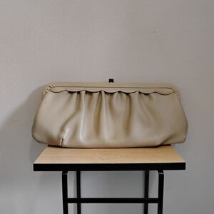 1950s Beige Ruched Leather Kiss Lock Frame Clutch Scalloped Trim – Vintage EUC